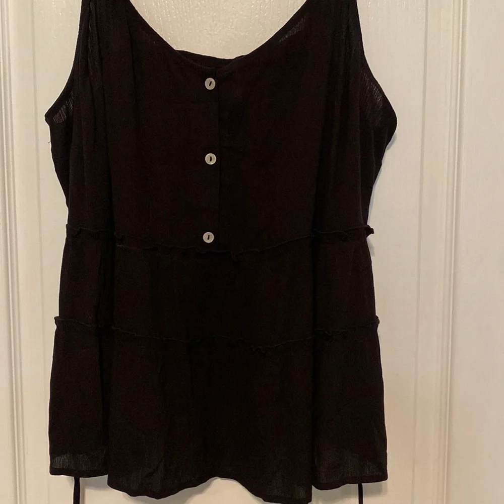 NWT- BLK RUFFLE TOP - Picture 3 of 8